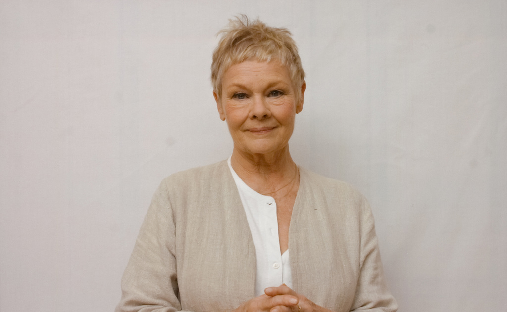 90歲《007》M夫人息影4年近況曝光　黃斑部病變「劇本看不到」