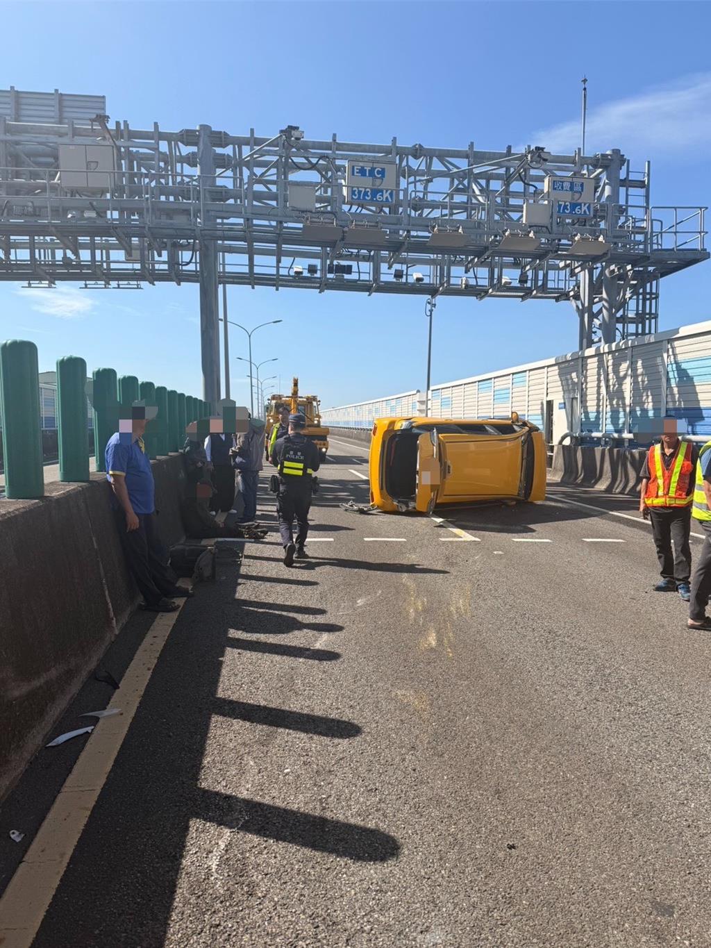 國1高雄漁港路段翻車事故！聯結車換車道撞小黃釀4傷