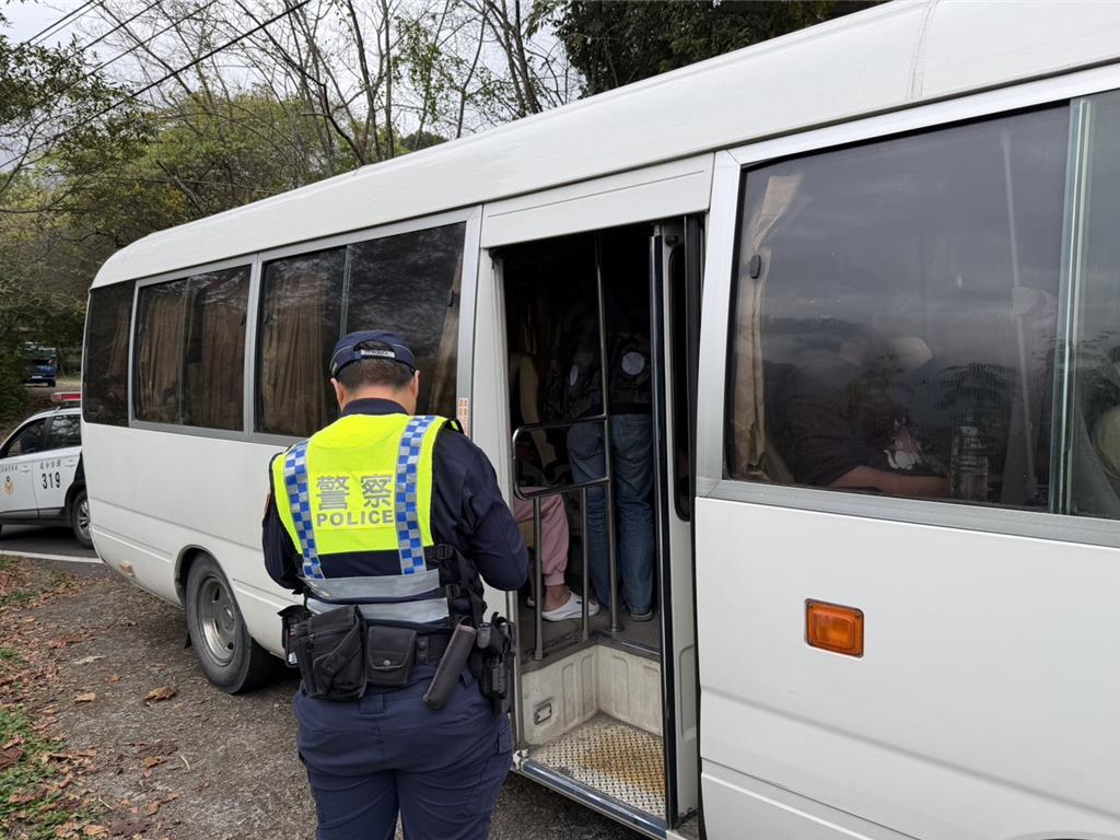 頭份警攔查違規中巴「中大獎」 22名乘客竟全是失聯移工