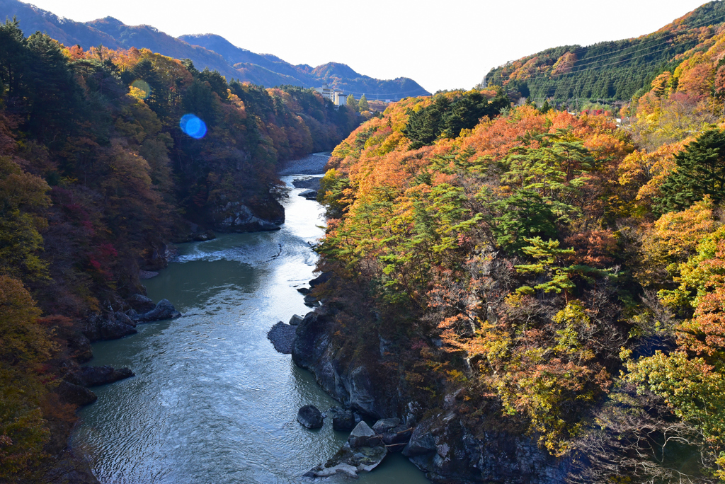 鬼怒川切割出峽谷般的河道，於秋季渲染繽紛色彩並蔓延山谷。(東尼叔 攝)