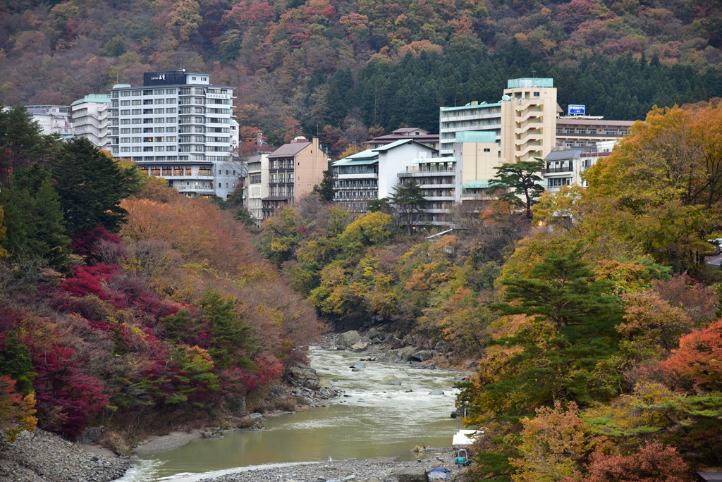 鬼怒川溫泉的飯店沿著河道建立，河岸一側的房間特別搶手。(東尼叔 攝)