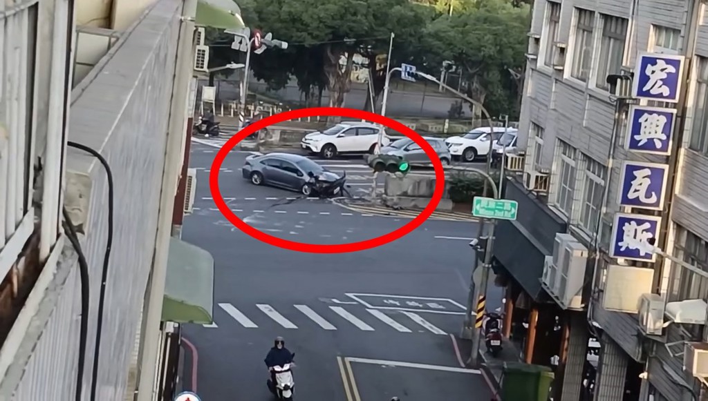 高雄民族陸橋頭又被撞了！ 網友直呼：50年來0敗績