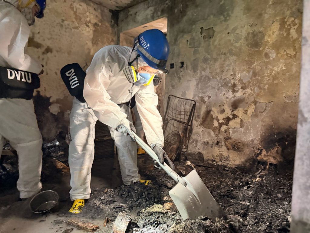 香港惡火》宏福苑內部慘況曝！　警消用鏟子找尋失蹤者遺骸