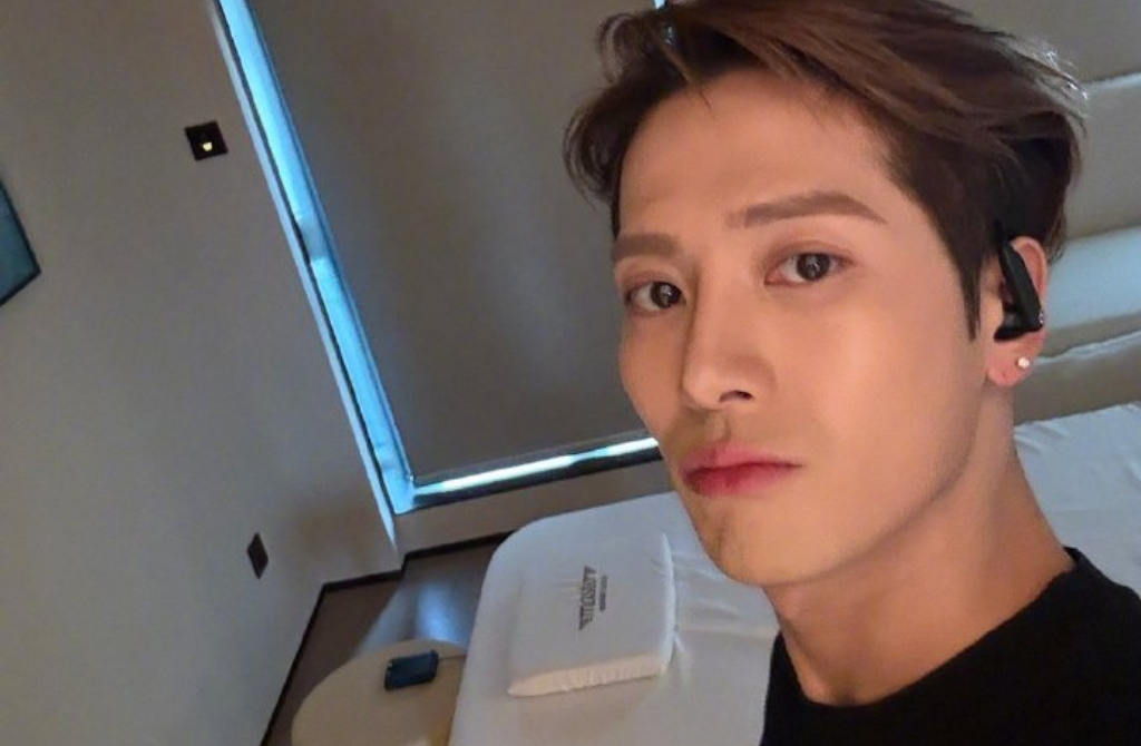 王嘉爾節目上坦言「生理需求都自己解決」 超直白回答嚇壞主持人