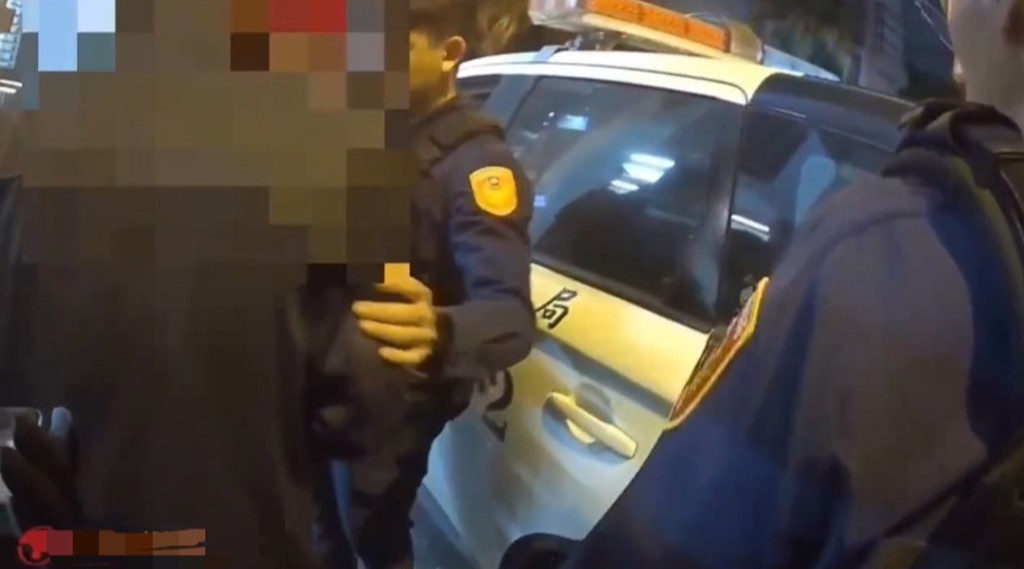 花蓮警超商前盤查 違停客貨車竟藏毒還載通緝女