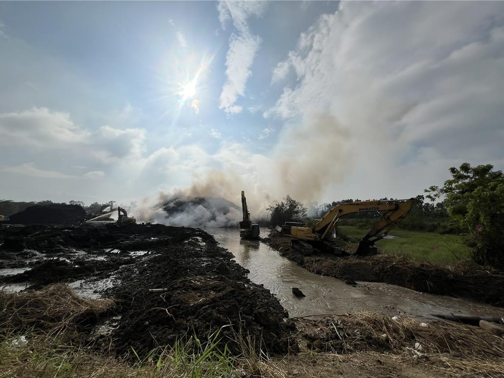 延燒11天!後壁烏樹林火勢控制 引嘉南大圳水「滲水浸泡」滅火