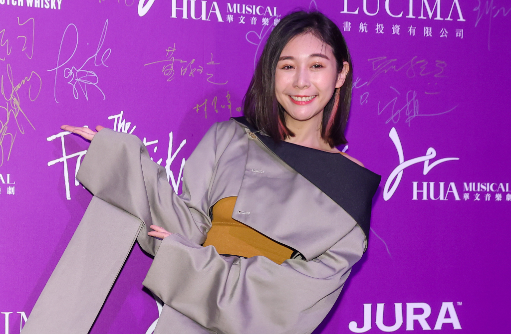 Albee曬「貓系爆乳美照」迎接12月 蕾絲貓耳＋黑色削肩裝太撩人