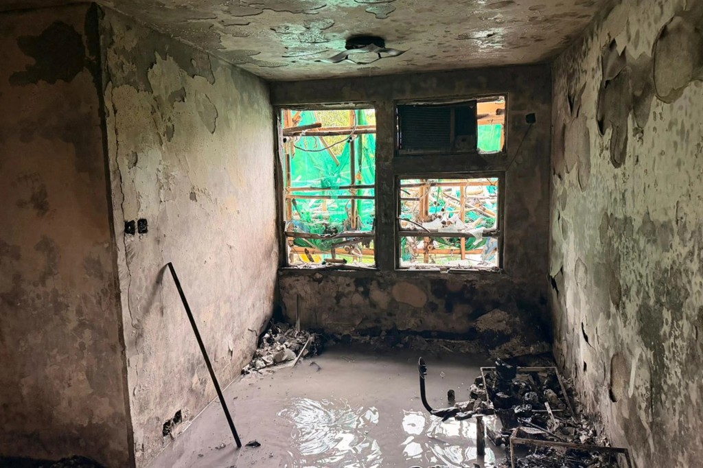 起火點在外牆,但是高溫燒破玻璃窗,使火勢蔓延進室內,終究一發不可收拾。(圖/美聯社)