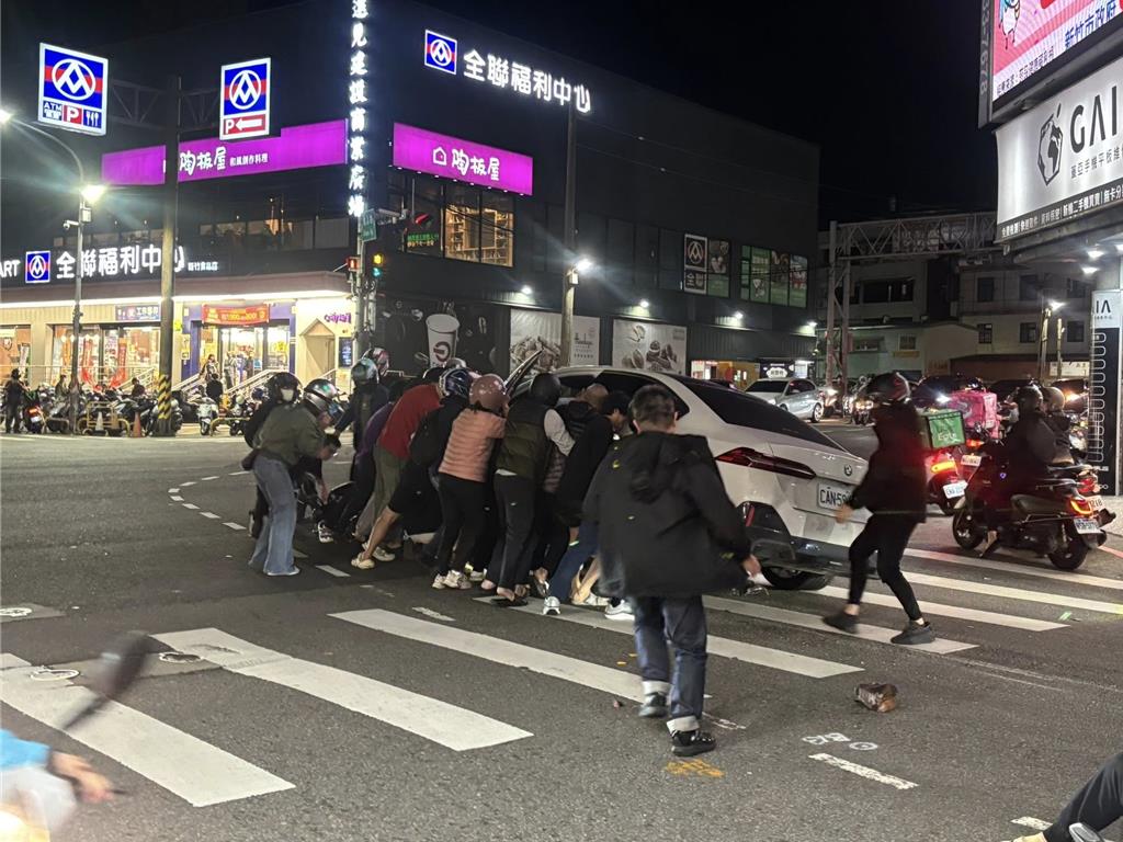 轎車暴衝連撞4機車！女子遭壓輪下 民眾合力抬車救人