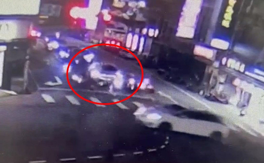 驚悚片！BMW等紅燈暴衝 如「保齡球撞4機車」瞬間全倒