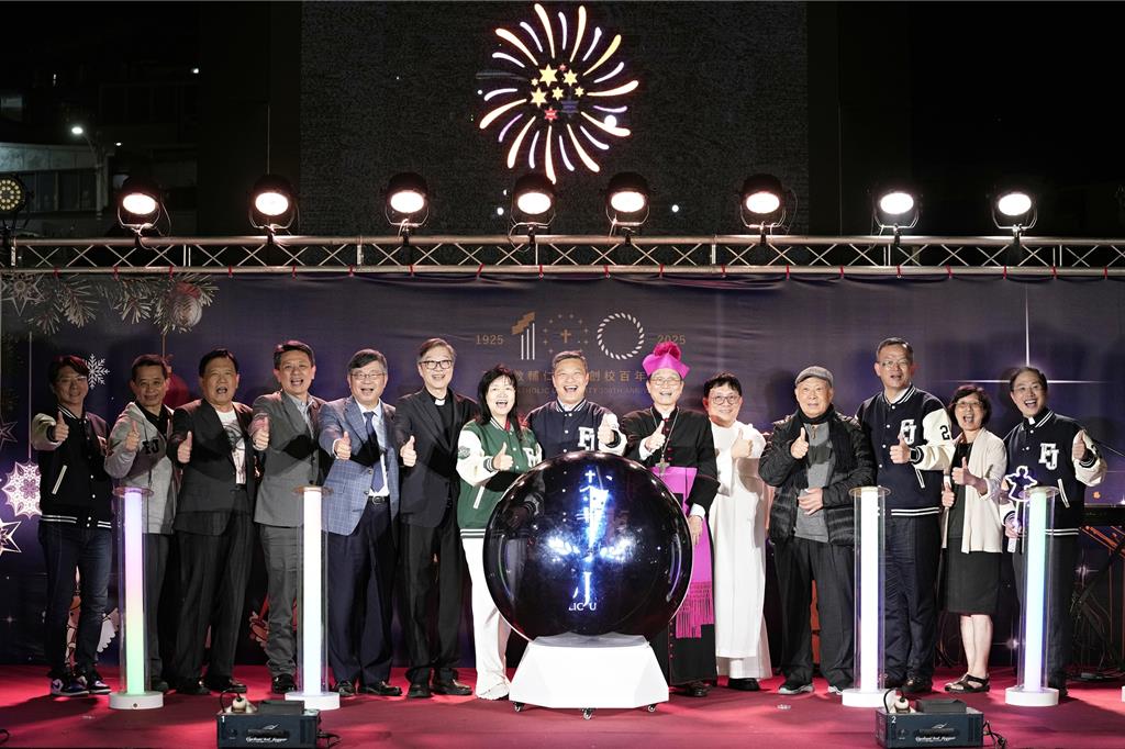 輔大800米燈海璀璨亮起 百年禧年光採溫暖新莊夜空