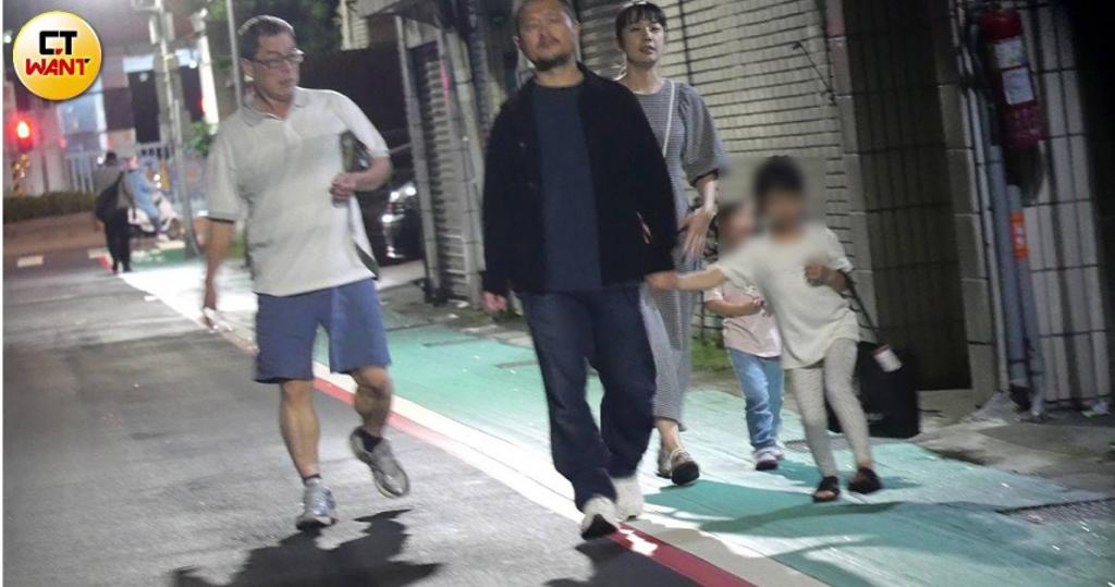 直擊》九把刀周亭羽夫妻遛女兒　周爸爸跟在後方緊緊守護