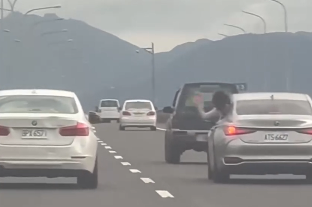 荒謬畫面曝!國道兩車上演「水球大戰」 雙方互砸全都錄