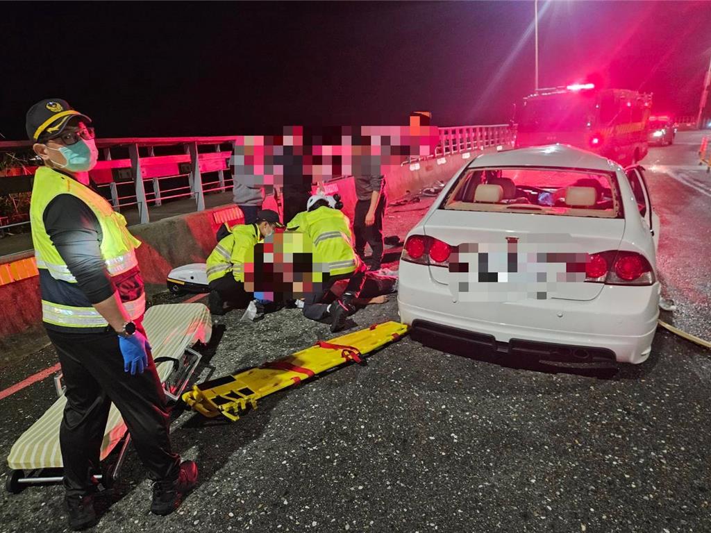 萬里凌晨奪命車禍   轎車高速打滑猛撞護欄駕駛不治