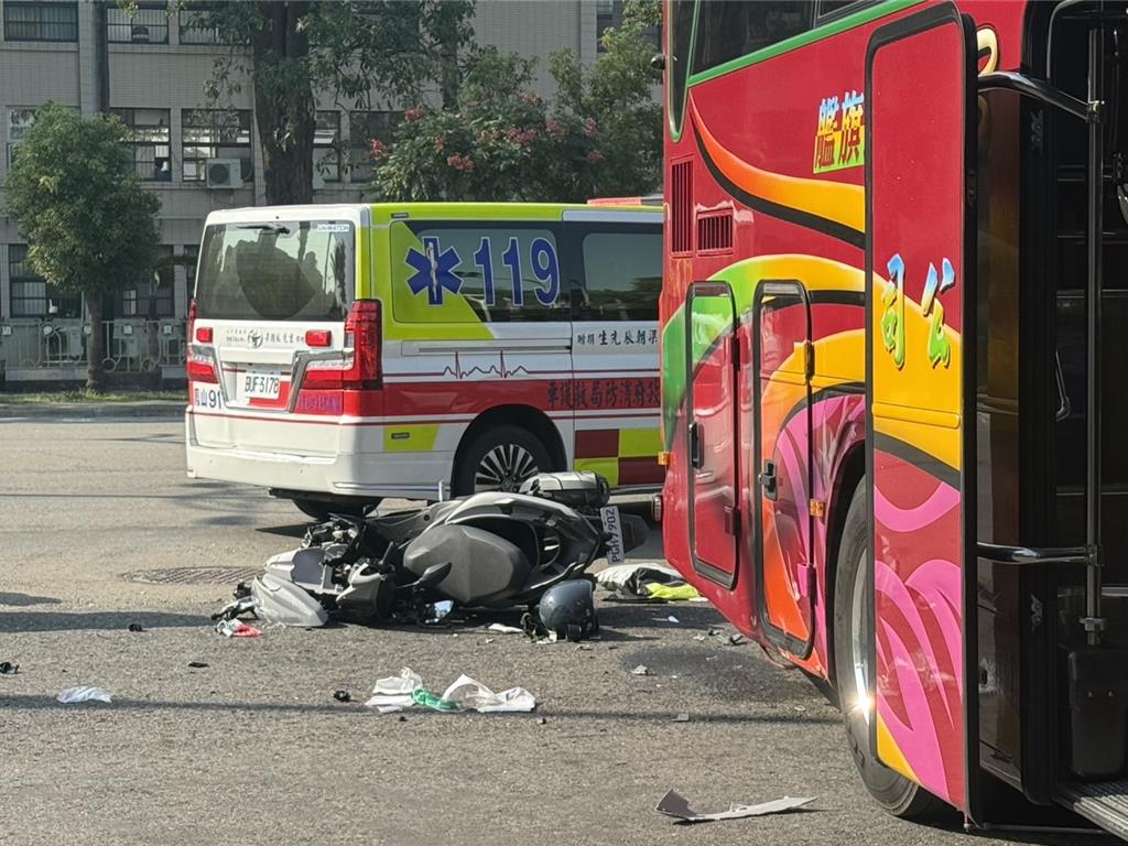 高雄男騎士闖紅燈 先撞等紅燈機車又撞遊覽車骨折送醫