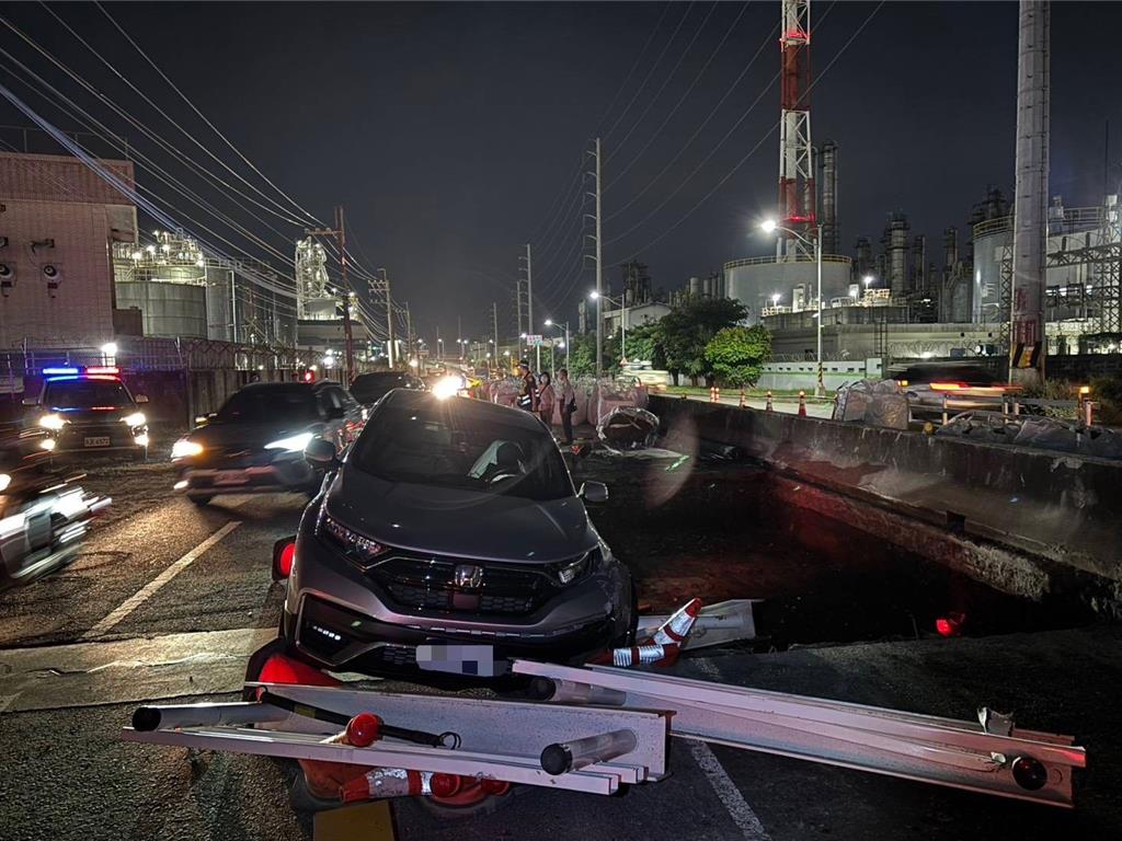 高雄林園台17線施工 轎車輪胎卡施工區