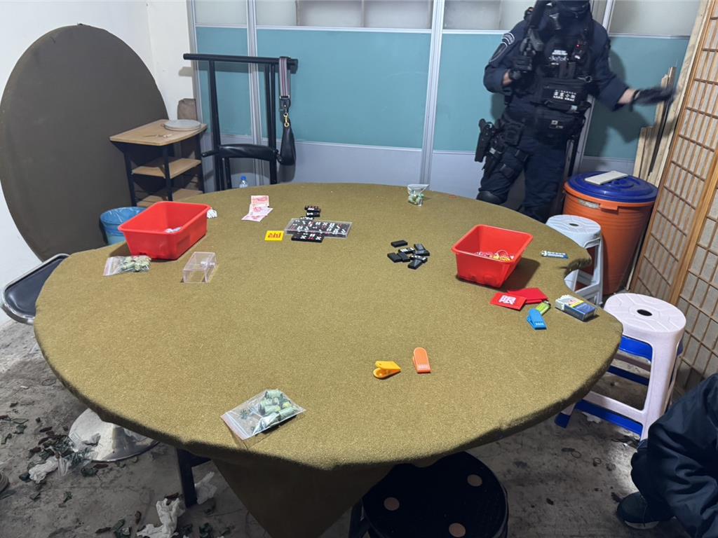 天九牌賭場隱身市場地下室 板橋警攻堅扣毒品賭資逮21人