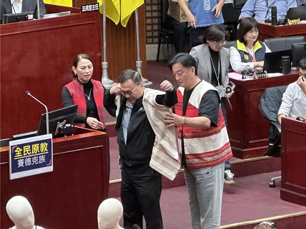 李四川新北選戰呼聲再起 議會上演「請戰袍、等召喚」戲碼