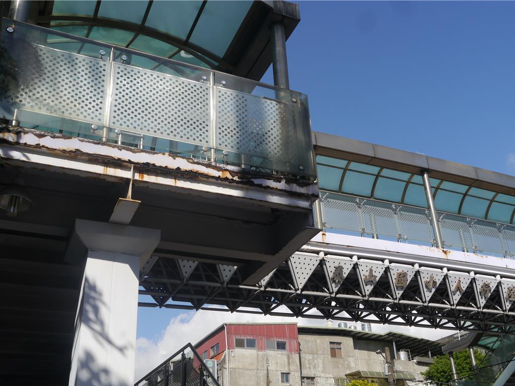 泰山國小人行陸橋鏽蝕 10年未修繕！新北市府：明年施工改善