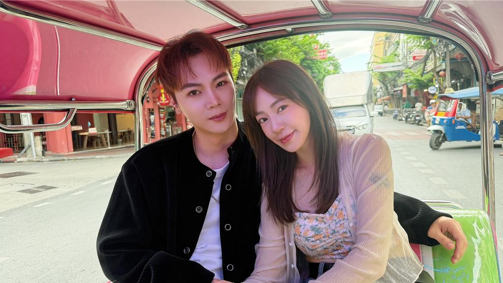 古曜威曼谷街頭激動撕吼爆哭 緊牽象迷娘互動親暱