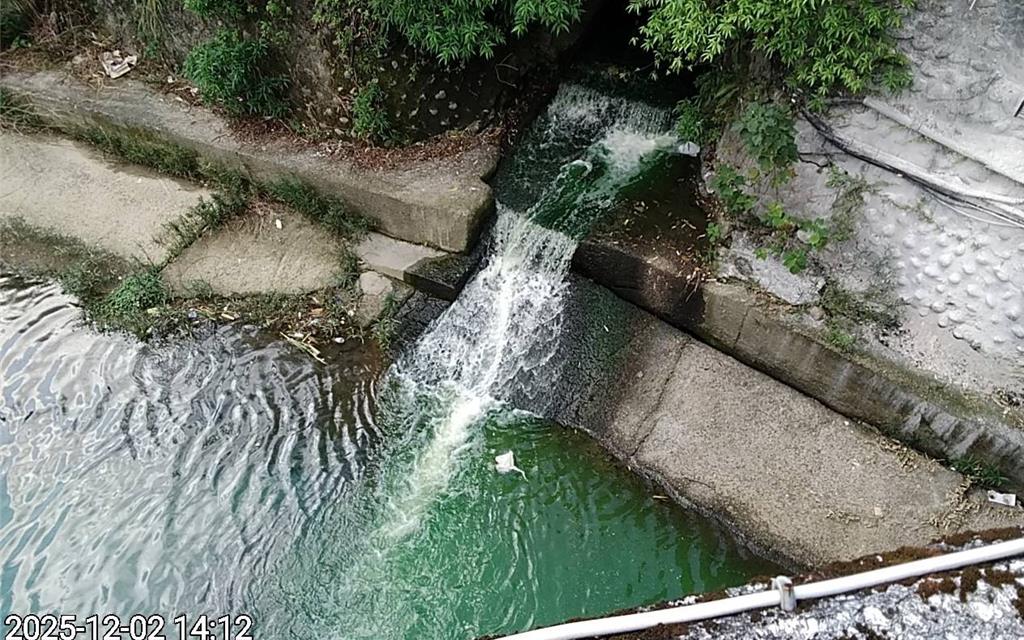 新店五重溪染綠 初步研判染劑或油漆所致