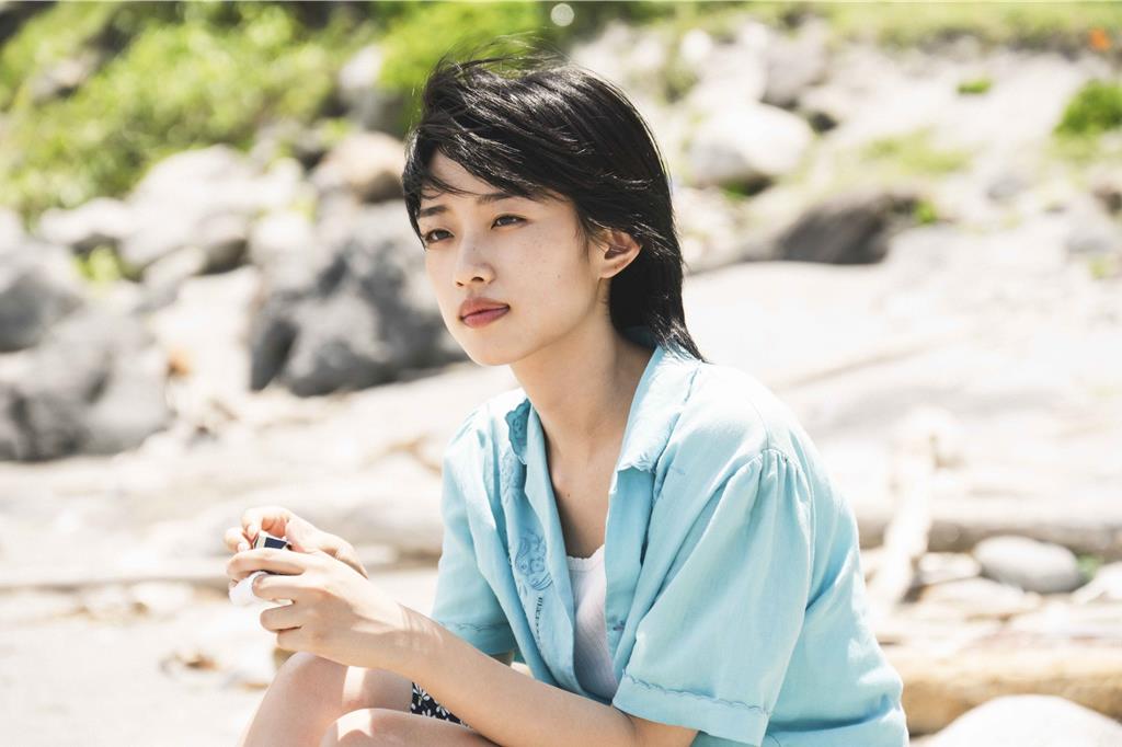 日影后河合優實穿洋裝漫遊神津島 《旅與日子》展開奇妙邂逅