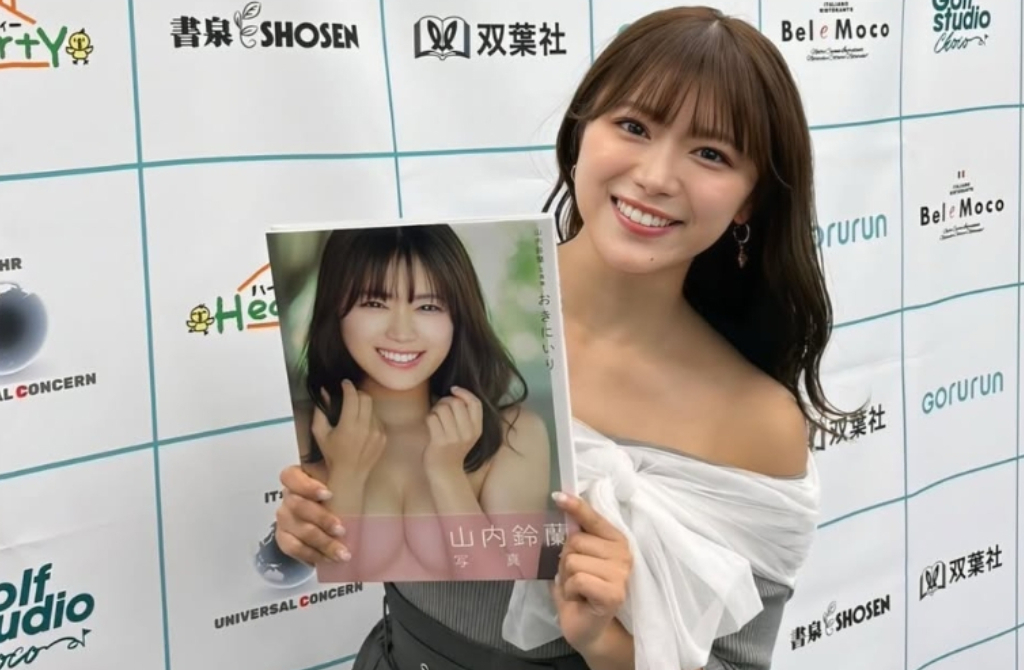 女星拍寫真「胸夾葡萄太犯規」 俏皮魅力融化粉絲