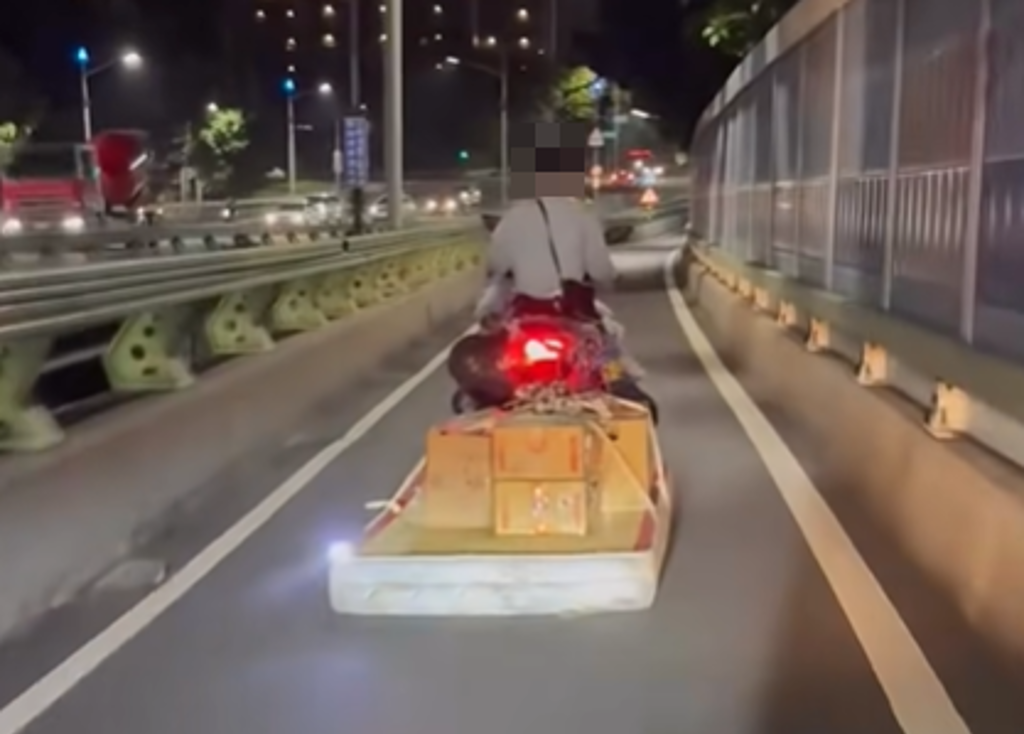 機車什麼都能載？ 彈簧床「裝閃爍燈」驚呆網：有創意