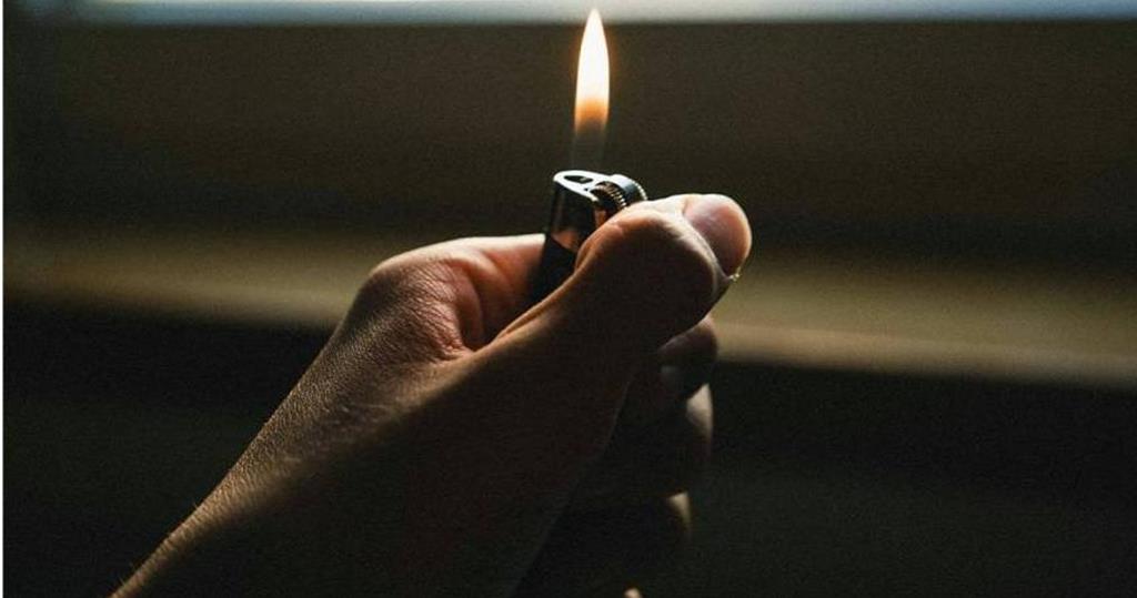 反鎖門潑汽油要與女友同歸於盡   繼父破門救女   恐怖情人起訴