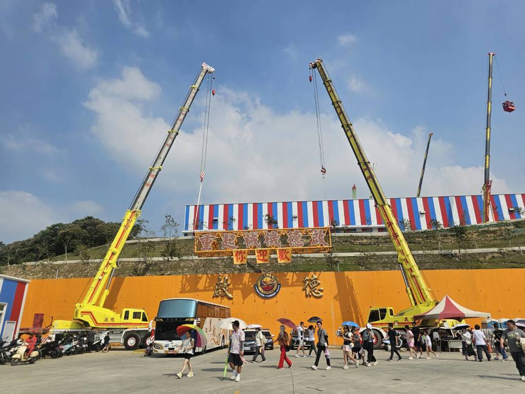 「吊車大王」旗下啟德機械重機工程目前是全亞洲前三大。(照片/游定剛拍攝)