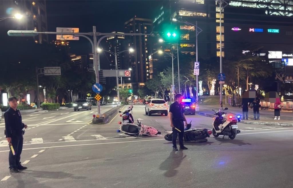 新莊警機車執勤鳴笛穿越紅燈 女騎士直接撞上雙雙倒地受傷