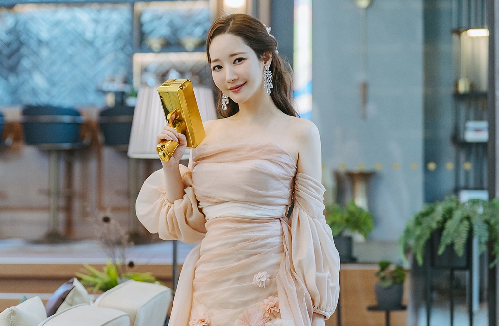 朴敏英乘滑翔翼火車便當抱男星 他嘆:平靜被打破了