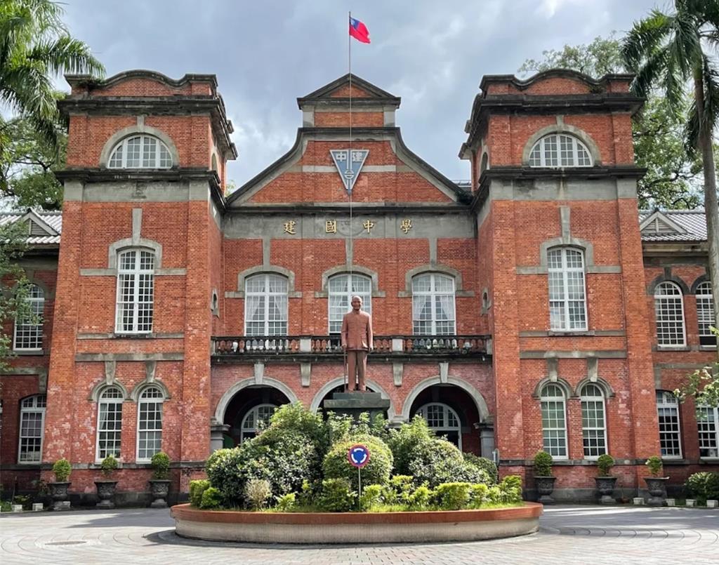 建中電風扇從天而降 砸地板裂成兩半 校方回應了