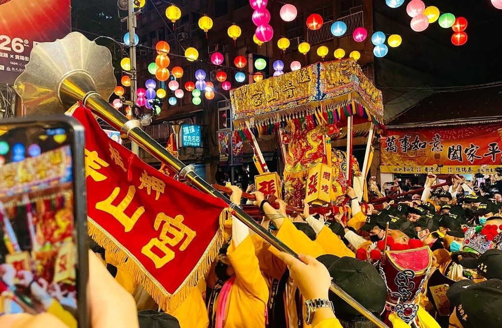 青山王祭宛若一場神明party,轎班與信眾一同走訪全區淨化兼同樂。(施景耀 攝)