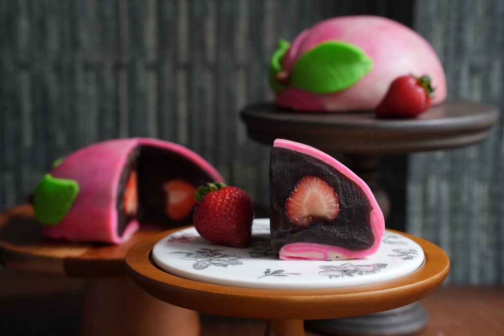 唯星蛋糕為了青山王祭，推出期間限定草莓壽桃蛋糕。(唯星蛋糕 提供) 