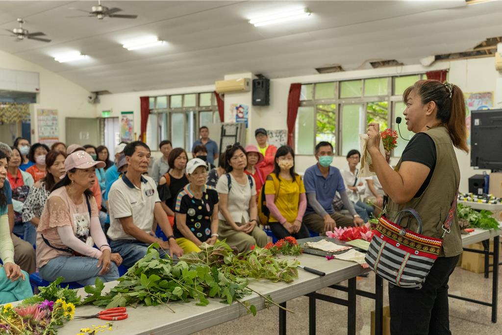 屏東風域祭在地深度體驗，了解植物染藍染。（屏東縣政府提供／羅琦文屏東傳真）