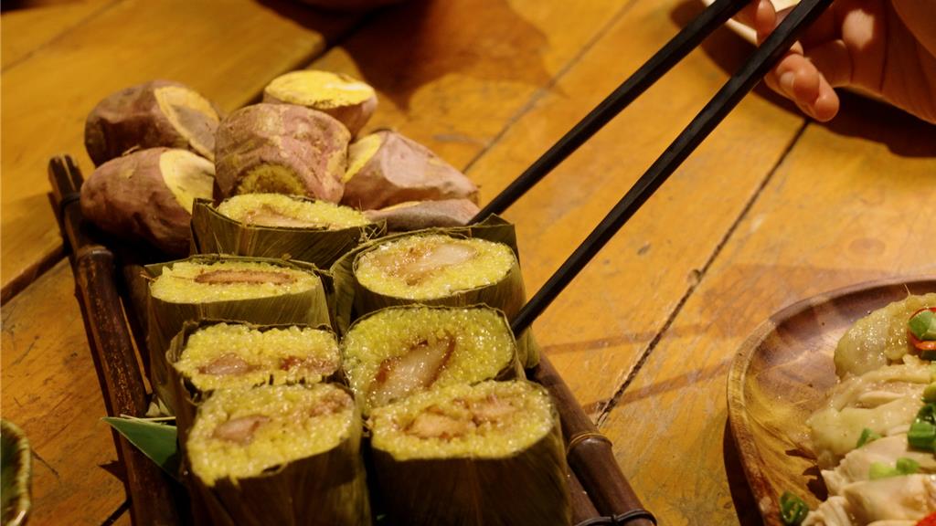 屏東風域祭品嘗旭海部落傳統美食。（屏東縣政府提供／羅琦文屏東傳真）