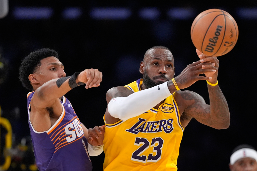 NBA》詹皇刷數據+分心聊天不理主帥!退役球星看不下去