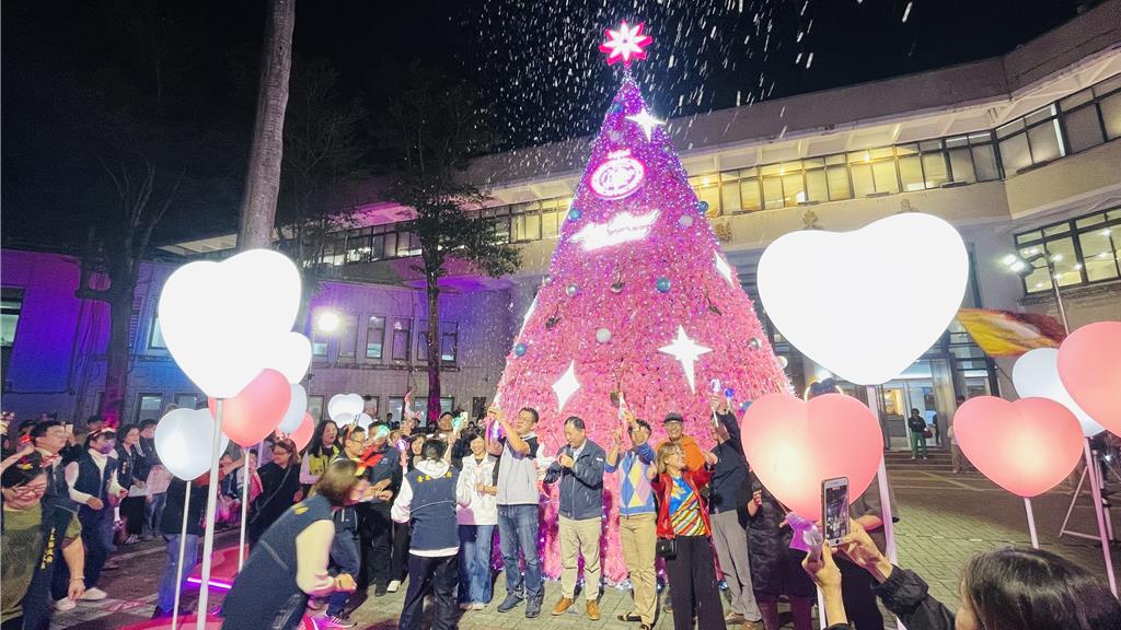 影》台東「貝克米勒粉紅」耶誕樹亮燈 鏟子掛飾致敬超人