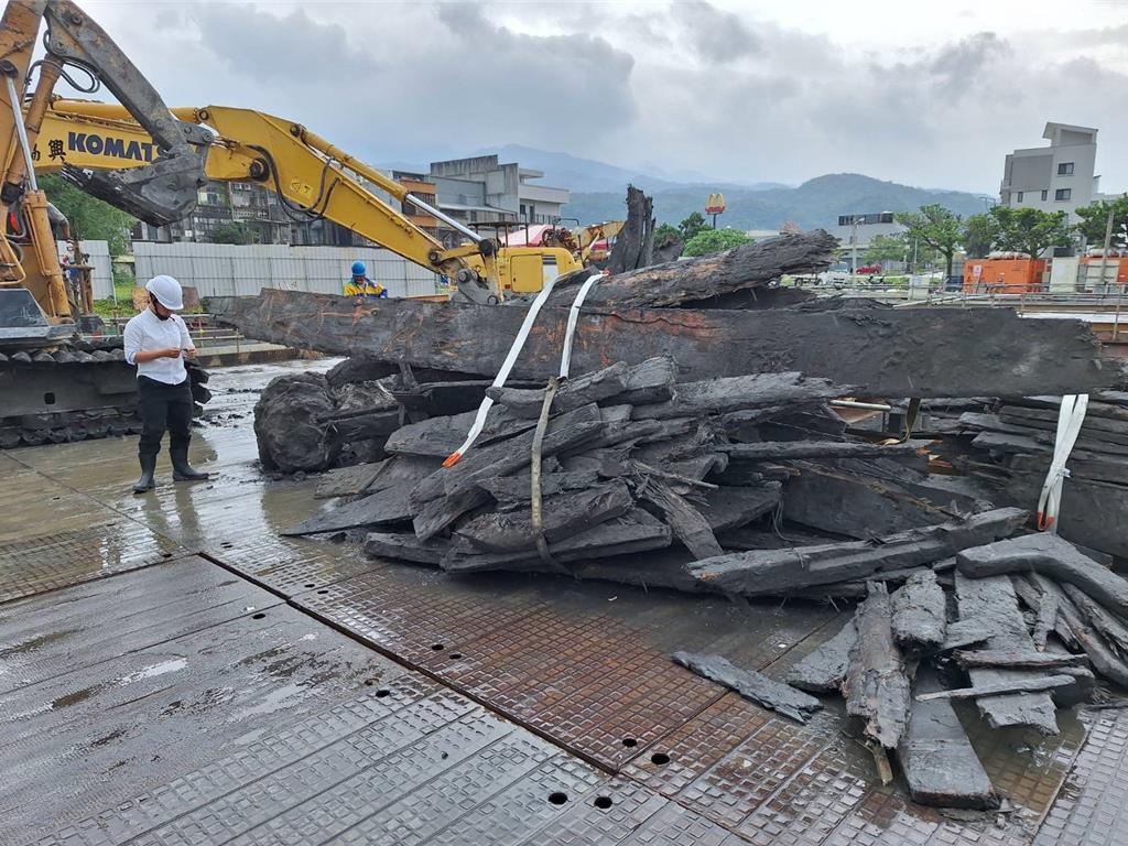 頭城工地挖出古沉船？縣府：初判為早期漂流木
