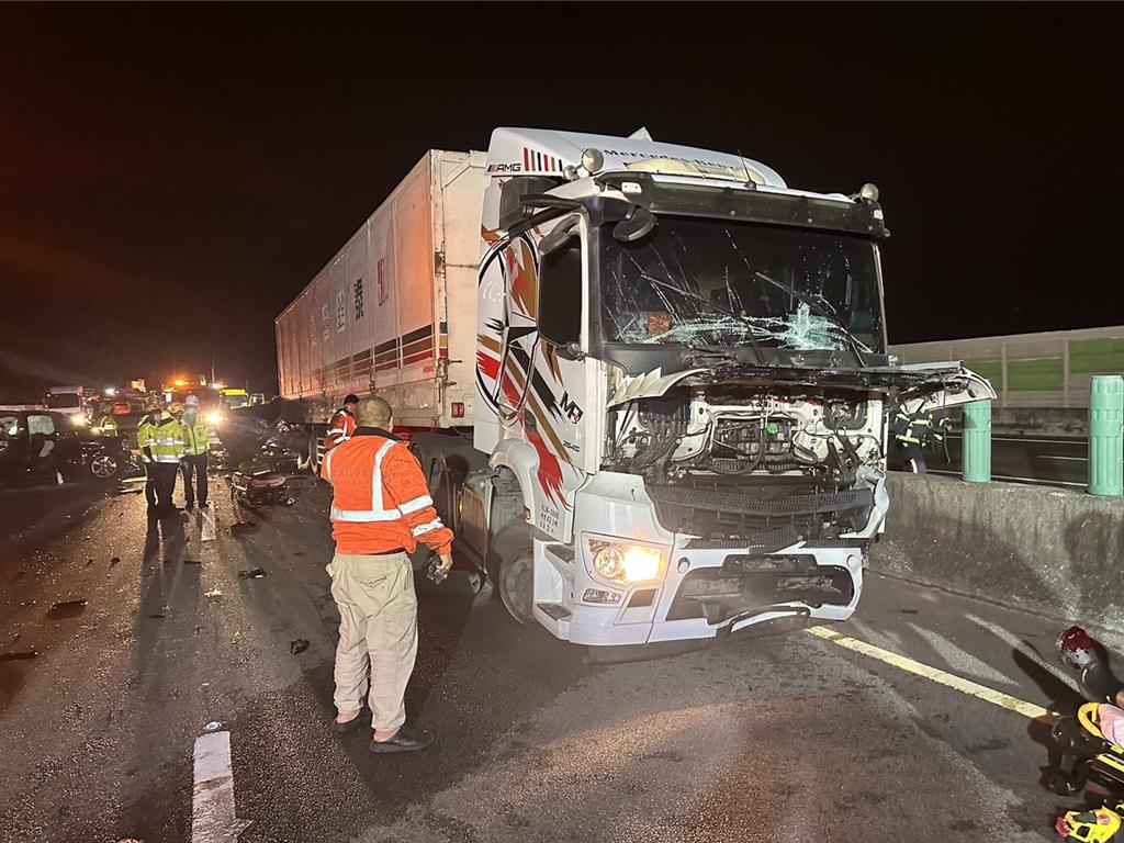 國1南下潭子段連環追撞車禍　釀1死9傷送醫