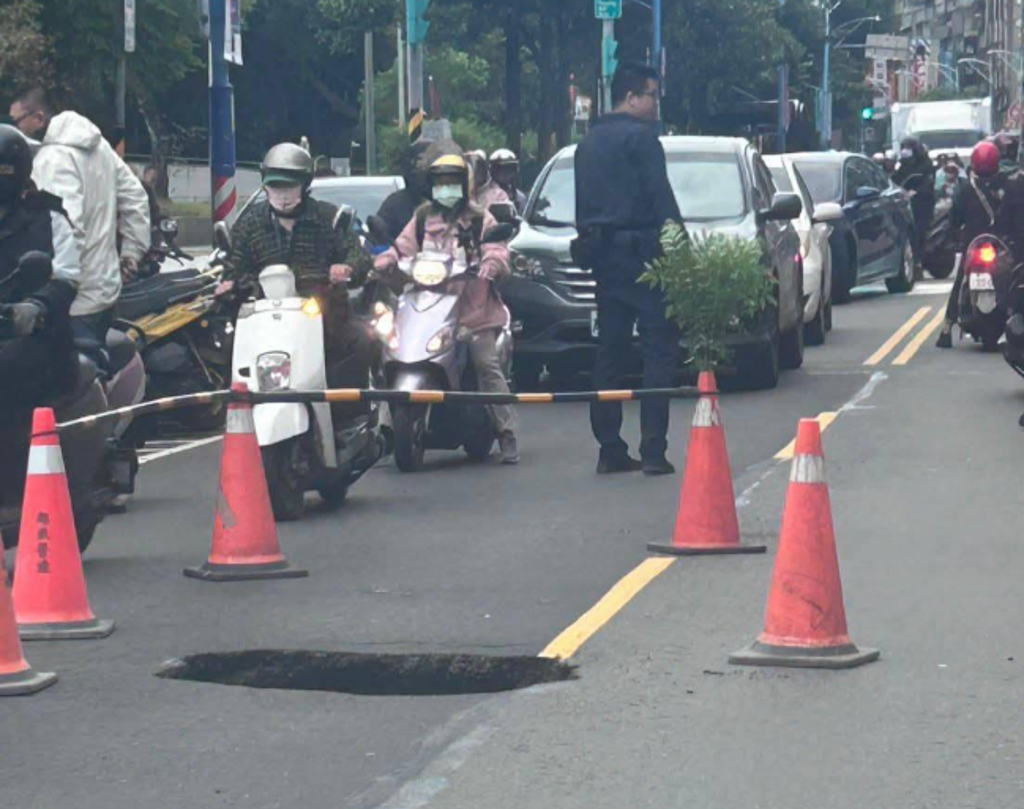 快改道!新莊復興路驚現「2米天坑」 現場緊急封路