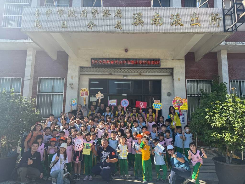 萌警出動參訪派出所 手作卡片融化波麗士的心