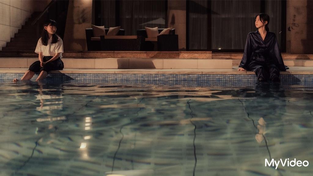 《人浮於愛》曝邵雨薇黑暗童年！17歲少女現身對質：卡在那一年太久了