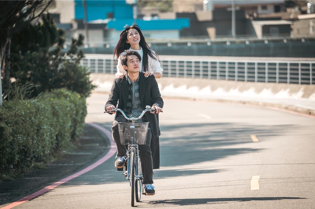 邵雨薇單車兜風畫面太美藏血淚 女神「自律秘訣」被公開