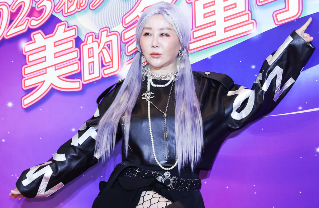 60歲藍心湄宿醉起床「大素顏」 奇特造型震撼網友