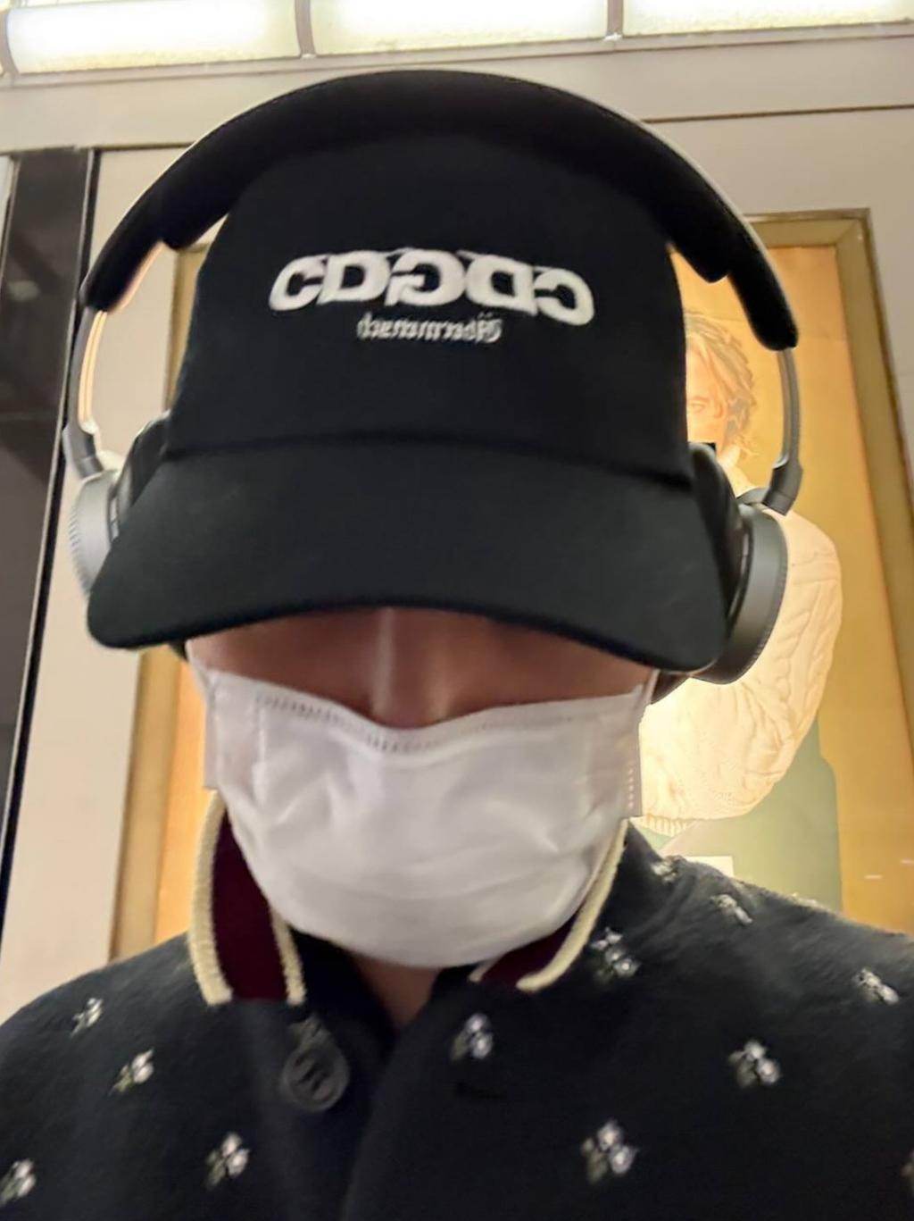 GD小帳限動發出一張自拍,疑提前曝光新品牌聯名單品。(摘自 @8lo8lo8lome)