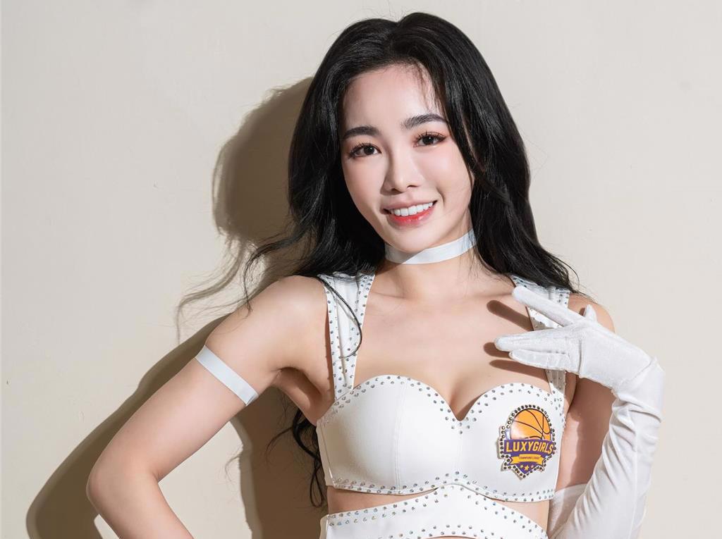 舒子晨白色比基尼遊艇照大放送 性感曲線掀熱議 