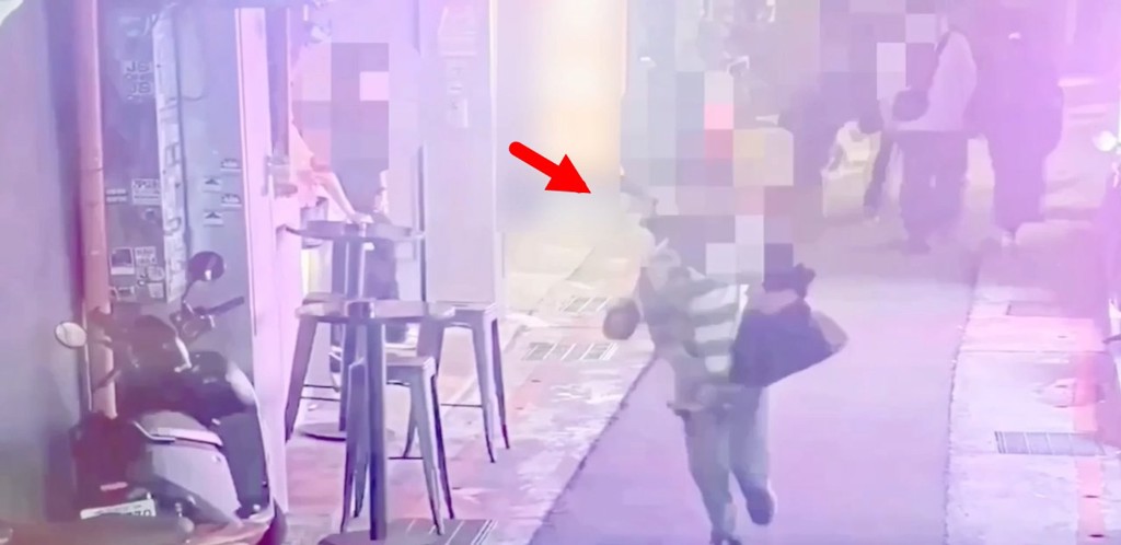 西門町驚傳怪男隨機攻擊 妙齡女遭猛推肩部路人急伸援手