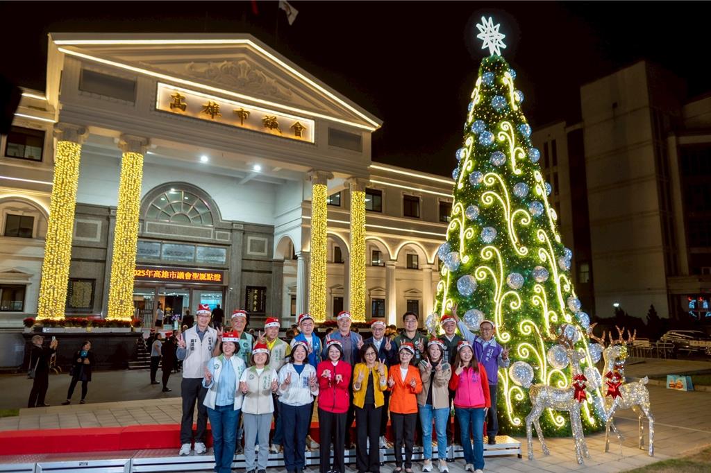 高雄議會變城堡！8米耶誕樹今晚點亮 夢幻「光之禮物」登場